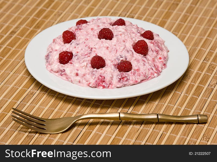 Cottage cheese with raspberry and honey