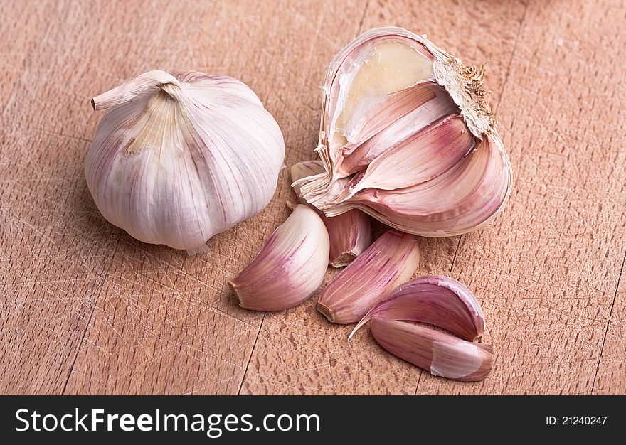 Garlic pieces olaced on a chopping board. Garlic pieces olaced on a chopping board