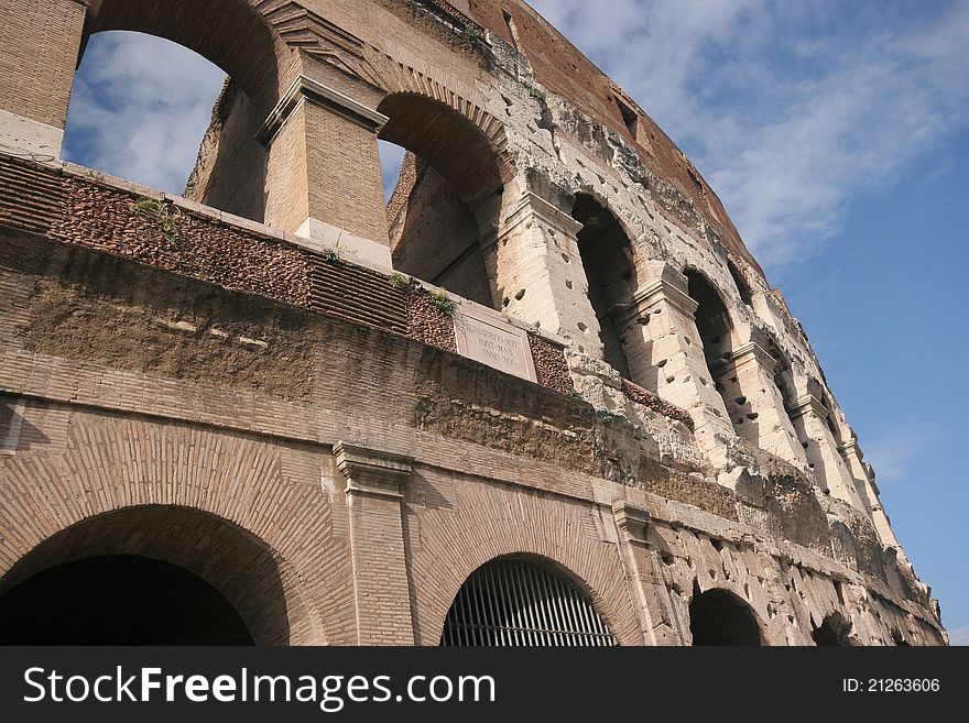 Building colosseo in the center of Rome