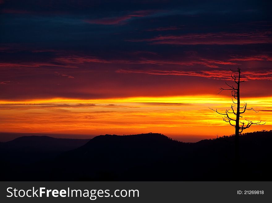 Sunset over the mountains in Yosemite. Sunset over the mountains in Yosemite