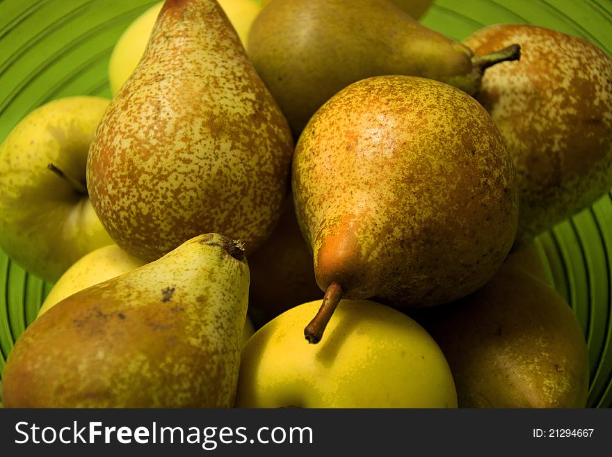 Pears and apples in a fruit bowl.