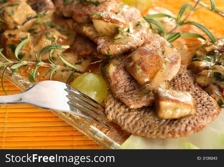 Oven veal with mushrooms on the glass plate