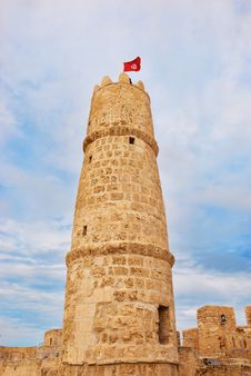 Tower Of Ribat In Monastir With Tunisian Flag Royalty Free Stock Photography Tower Of Ribat In Monastir With Tunisian Flag Royalty Free Stock Photography