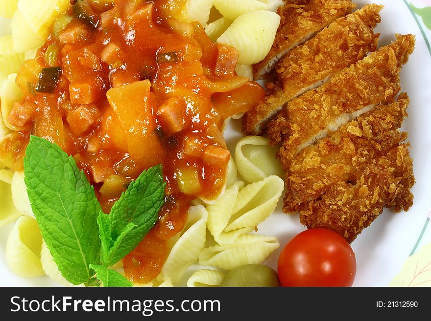 The spaghetti chicken with the sauce from tomatoes in the dish