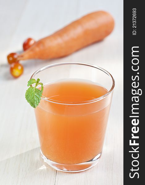 Fresh carrot juice and carrot, for Healthy.