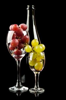 Grapes In A Glass And A Bottle Of Wine Royalty Free Stock Photos Grapes In A Glass And A Bottle Of Wine Royalty Free Stock Photos