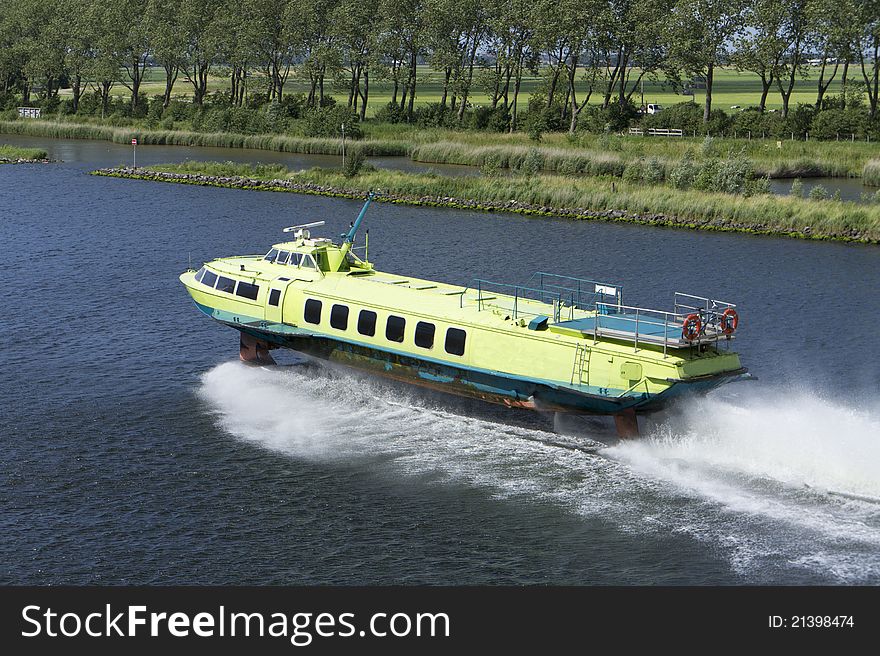 Pilot boat at full speed