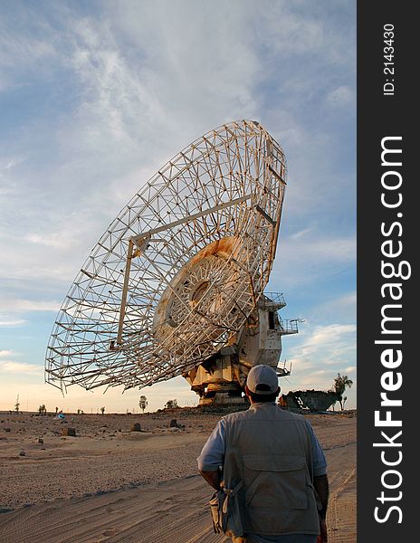 A man Looking for satalite dish in kuwait