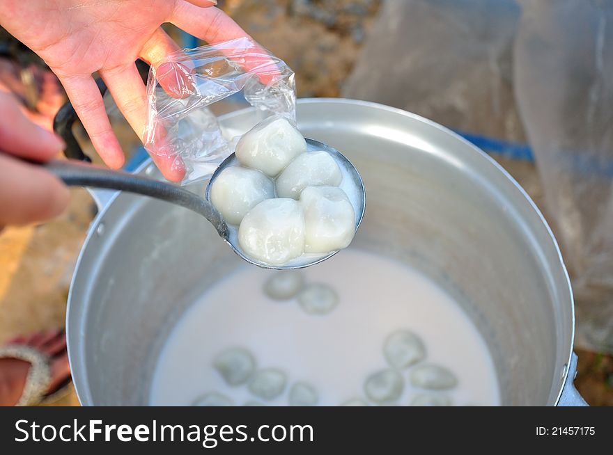 Thai desserts, sweet name kanom hua-laan in pot