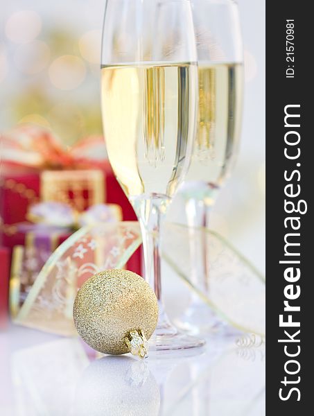 Champagne glasses with gifts