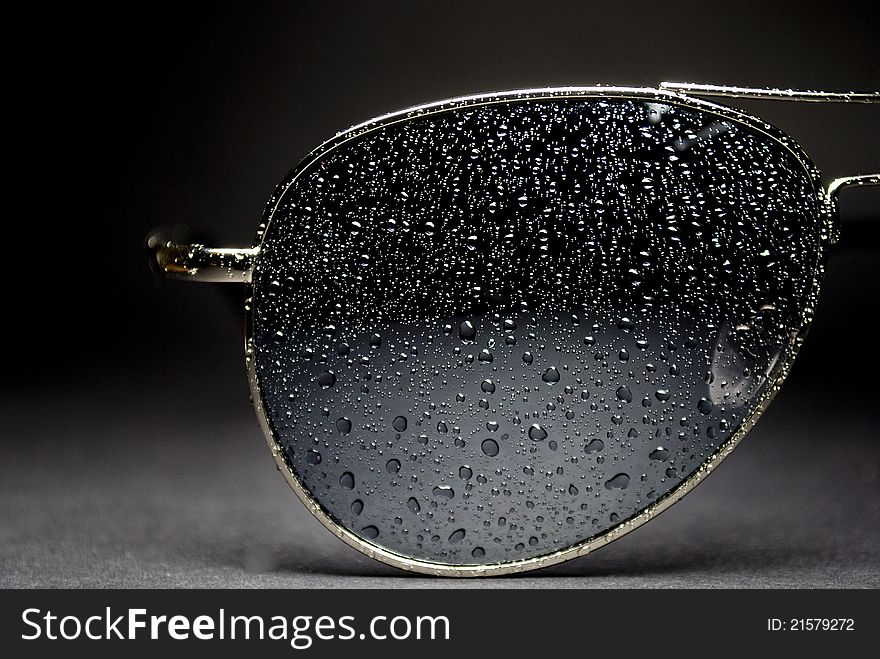 Wet aviator sunglasses of famous manufacturer