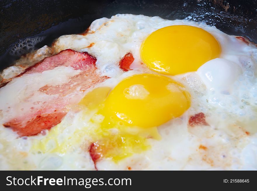 Bacon and eggs in a frying pan