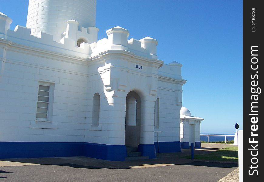 Picture of the entrance of a colonial set lighthouse building in white