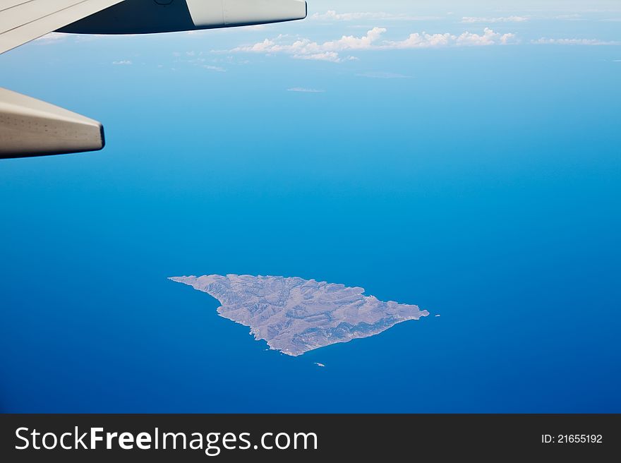 Boeing 737 wing flyingd above Greek island. Boeing 737 wing flyingd above Greek island