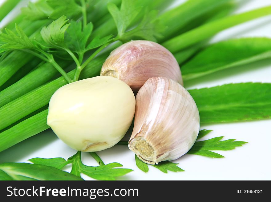 Large garlic cloves, put on the onion and celery