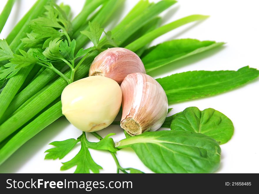 Large garlic cloves, put on the onion and celery