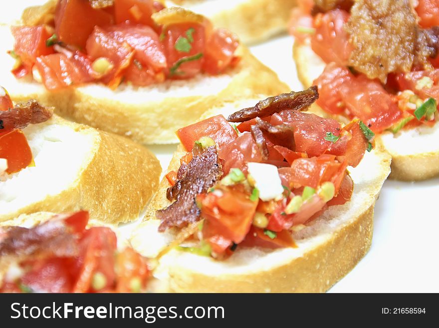 Dice tomatoes mixed with crispy bacon put on bread garnish with spring onion