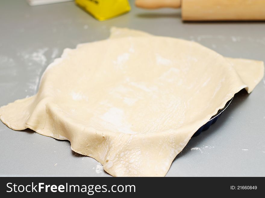 Preparation of a cake dough in a baking tray