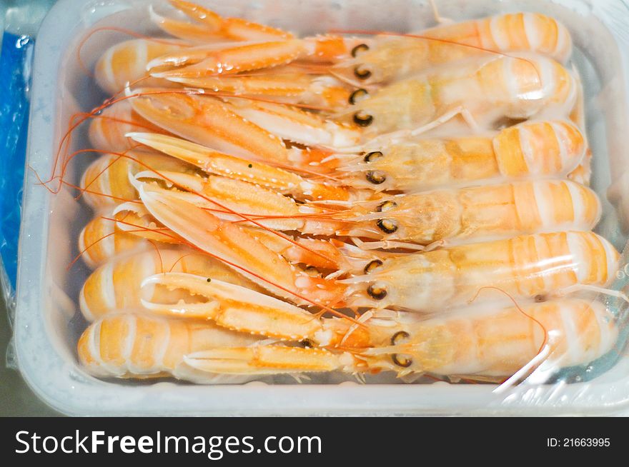 Defrosting langoustines under cold water