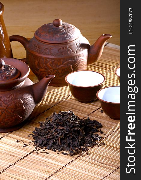 Quality dried Chinese tea leaves with freshly brewed drinks.