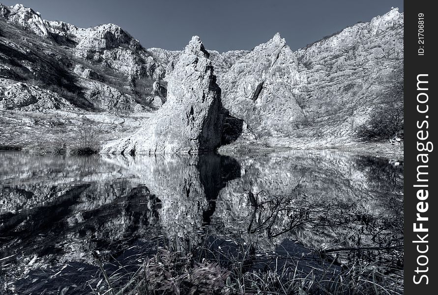 The lake below the mountain in autumn colors