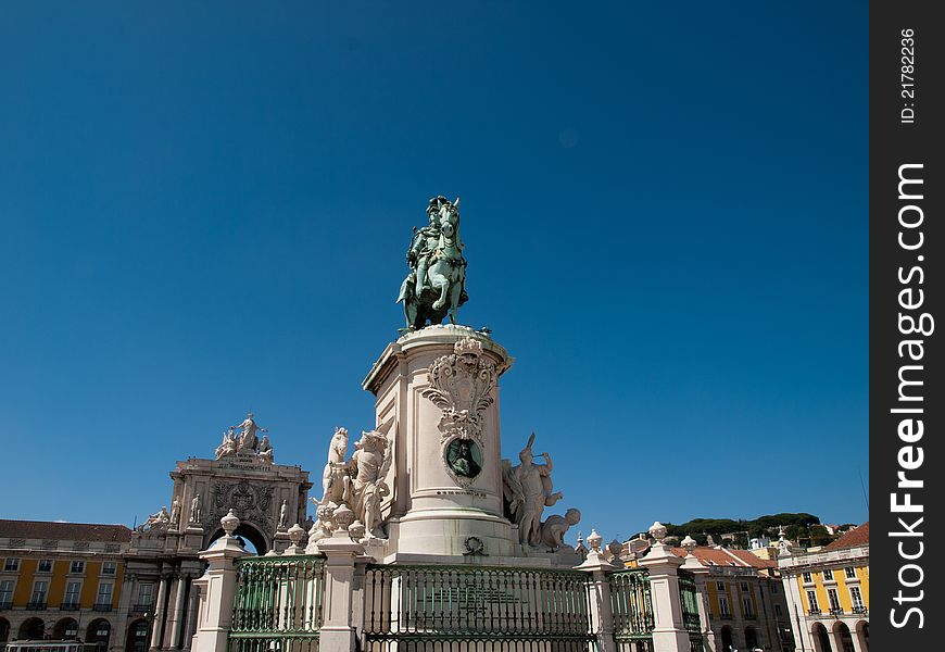 The triumphal arch and a statue of King Joseph I on Praca do Comercio, Lisbon. The triumphal arch and a statue of King Joseph I on Praca do Comercio, Lisbon