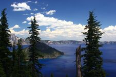 Crater Lake On A Sunny Day Royalty Free Stock Images Crater Lake On A Sunny Day Royalty Free Stock Images