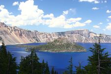 Crater Lake On A Warm & Sunny Day Royalty Free Stock Photos Crater Lake On A Warm & Sunny Day Royalty Free Stock Photos