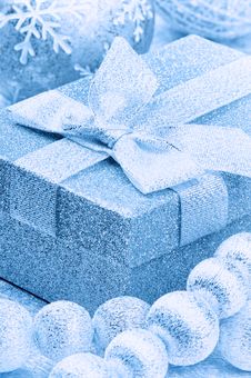 Christmas Gift Box In Blue Tone Royalty Free Stock Images Christmas Gift Box In Blue Tone Royalty Free Stock Images