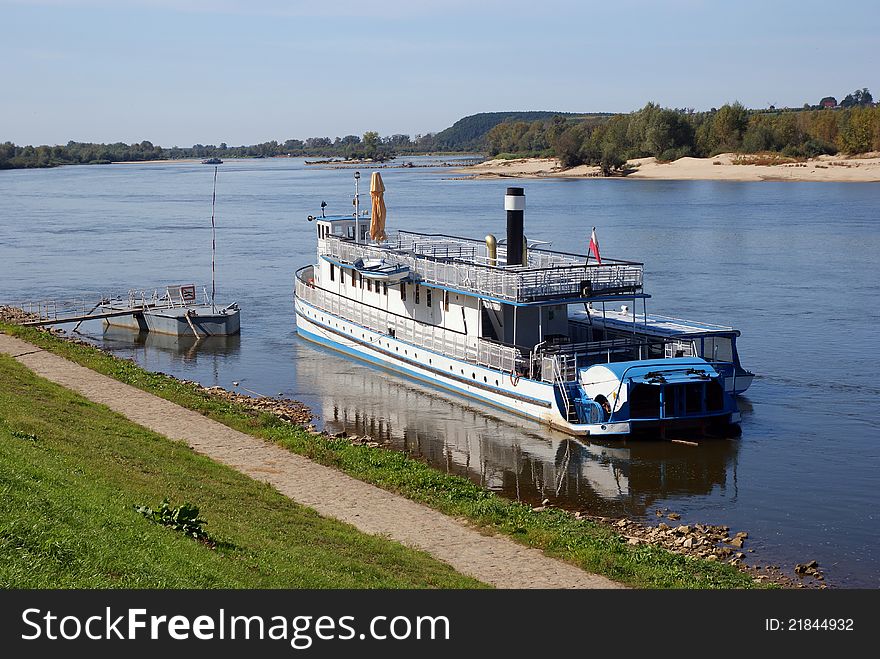 River boat mooring at the boulevard