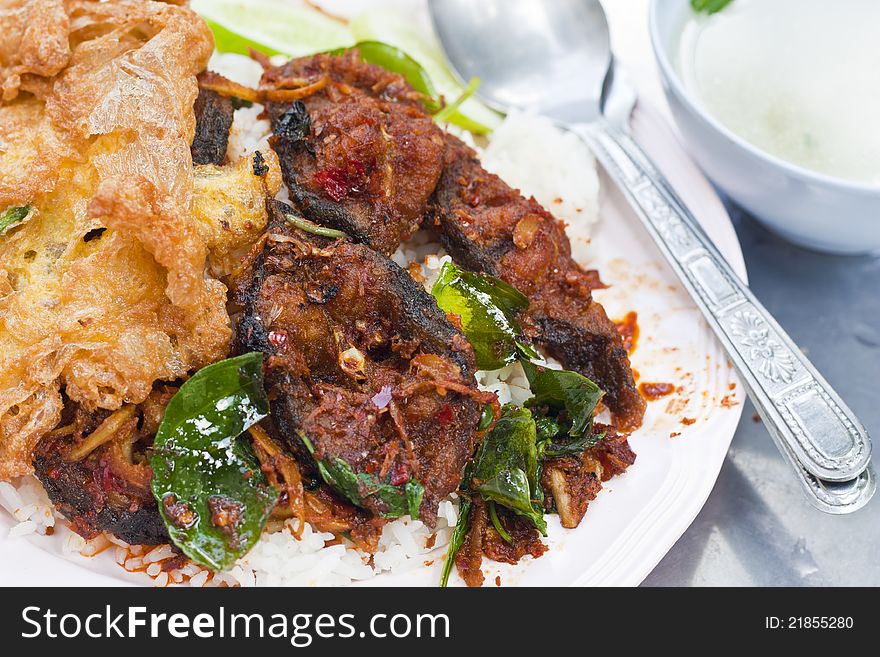 Catfish fried pepper and omelette with rice