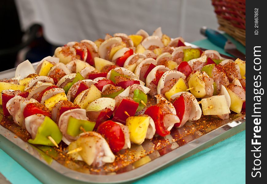 Skewers with chicken and vegetables.