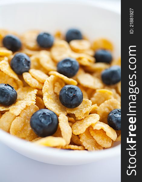 Corn flakes with fresh bilberry