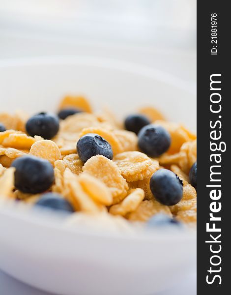 Corn flakes with fresh bilberry