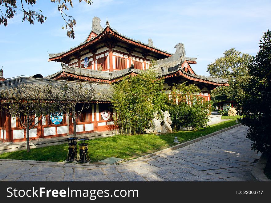 The buildings of Huaqing Pool Park in Lingtong, Shaanxi, China. This is place where ancient Chinese Tang emperors and concubines take a bath. One of the most famous is the Xuanzong and Yang. The buildings of Huaqing Pool Park in Lingtong, Shaanxi, China. This is place where ancient Chinese Tang emperors and concubines take a bath. One of the most famous is the Xuanzong and Yang.