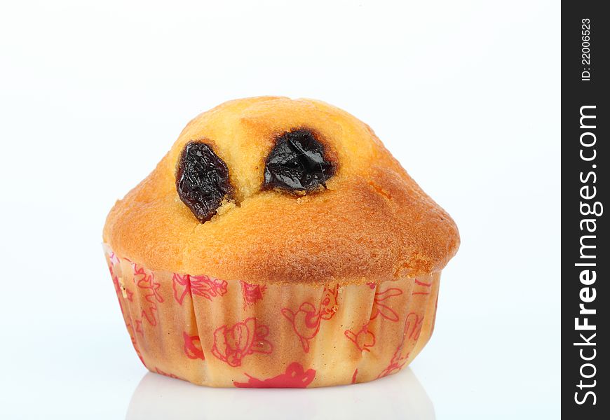 Muffin raisin on white background