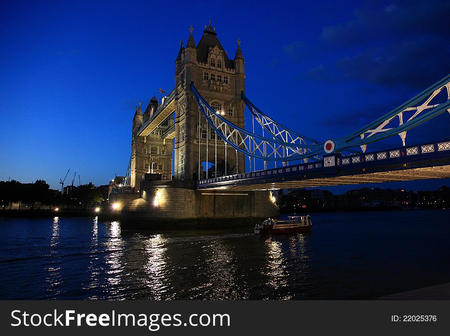 The tower bridge of London at night