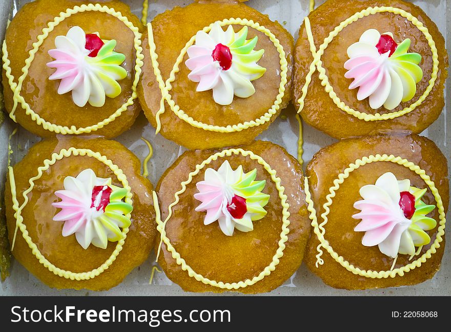 Freshly baked cup cakes in row