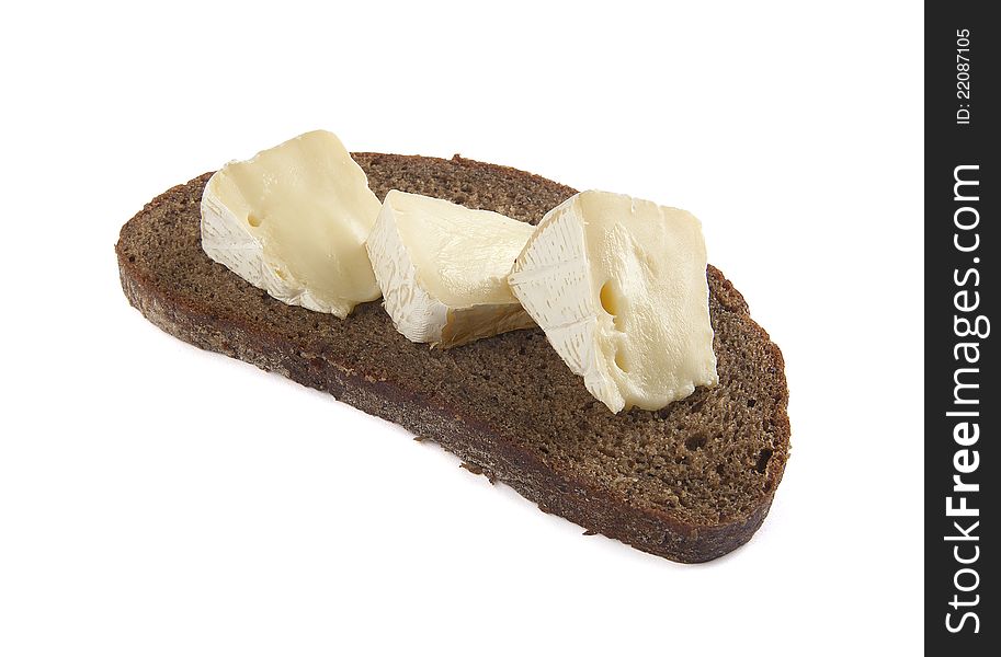 Pieces of camembert on the black bread;
