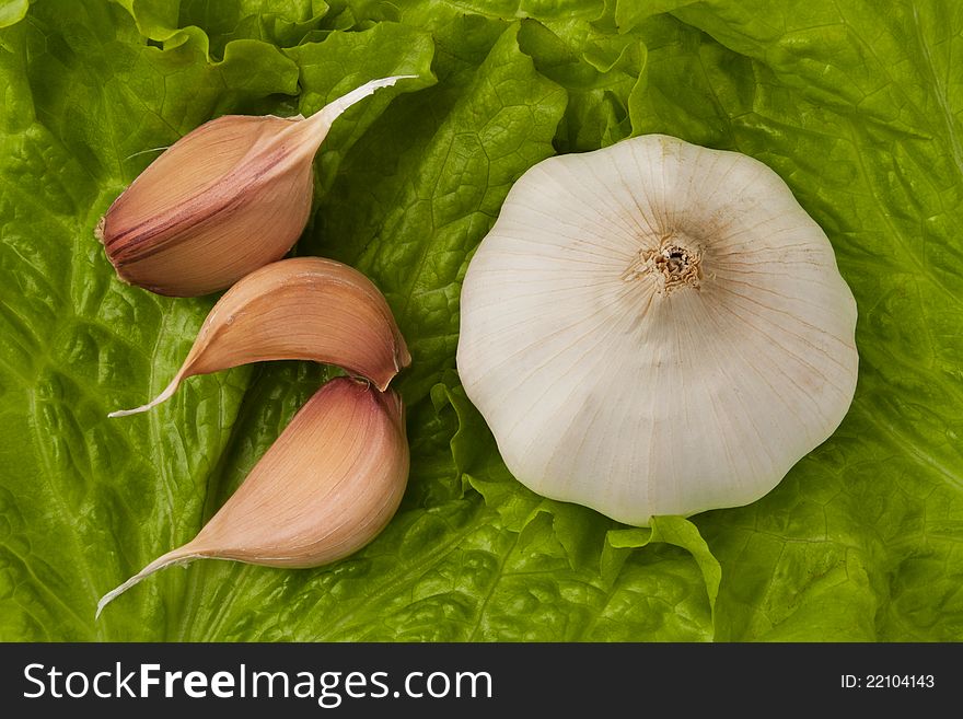Garlics on a lettuce leaf