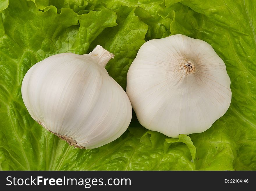 Garlics on a lettuce leaf