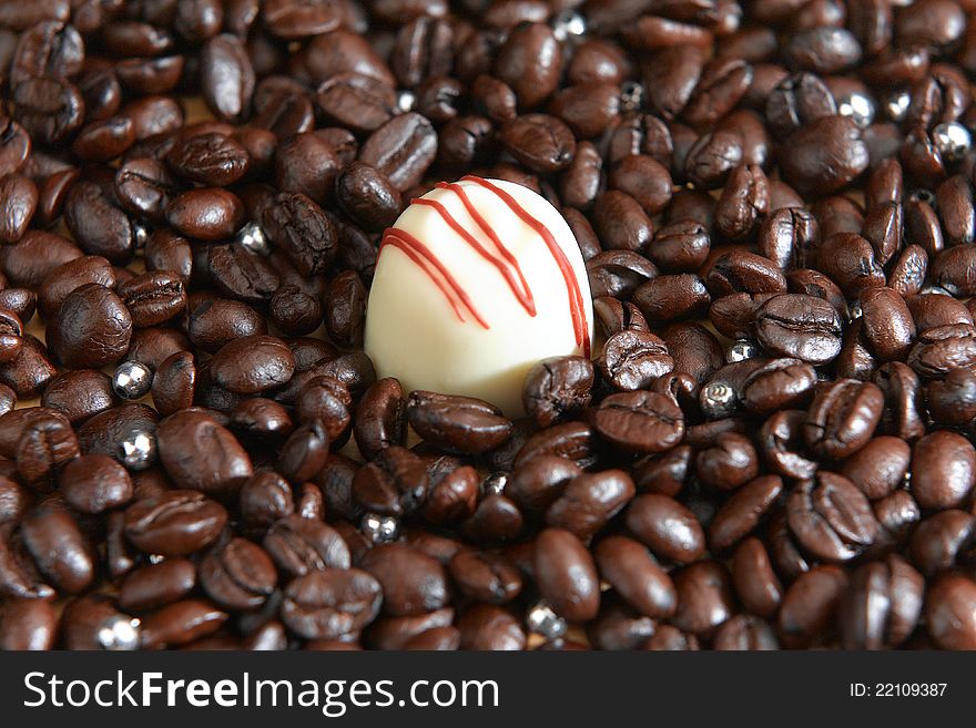 White chocolate round by the coffee seeds the image display as chocolate coffee favor. White chocolate round by the coffee seeds the image display as chocolate coffee favor