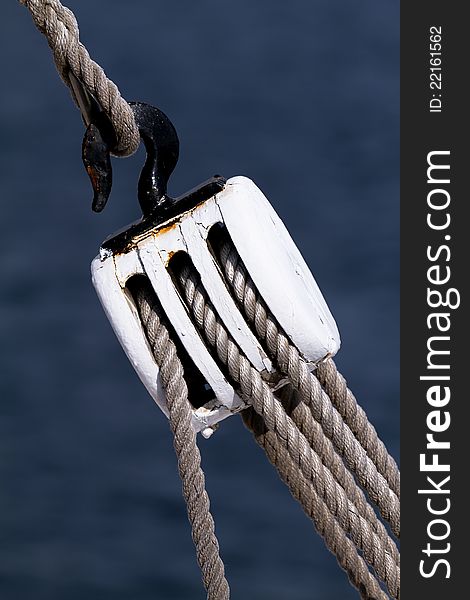 Sailing rope tension with the fishing pulley