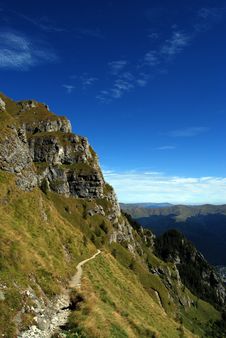 Dangerous Footpath Royalty Free Stock Images Dangerous Footpath Royalty Free Stock Images