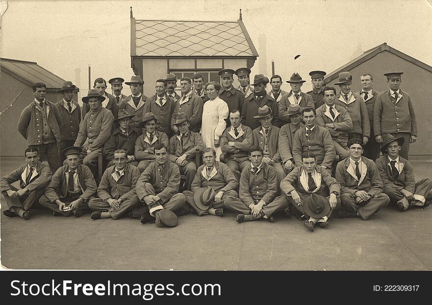 Group photo of New Zealanders taken on the roof of King George Military Hospital in London