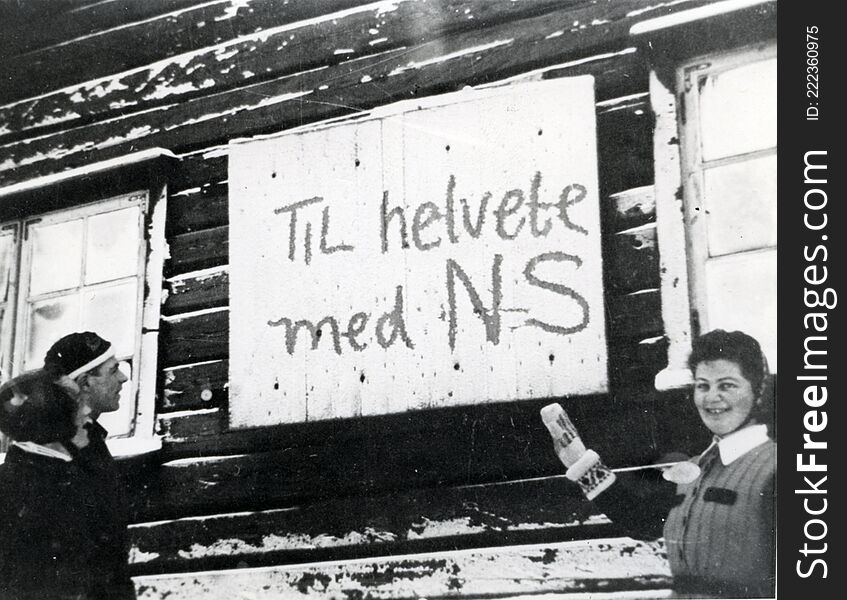 Beskrivelse: Foto i konvolutt fra NTBs krigsarkiv, konvolutten merket med teksten: ”Overalt i Norge kan man finne V-tegn, H7-tegn eller Leve Kongen. De finnes på alle plasser, så det er ikke vanskelig å skjønne hvor nordmennenes hjerter er.”

Fotoet stammer fra NTBs krigsarkiv og dokumenterer nordmenns protest mot NS og okkupasjonsmyndighetene i krigsprene 1940-1945.
NTBs krigsarkiv består av en samling fotografier fra blant annet Regjeringens Informasjonskontor i London, Pressekontoret i Stockholm og Norsk Telegrambyrå i Oslo. Arkivet inneholder over 50 000 bilder og negativer fra 2. verdenskrig.

Arkivreferanse: Riskarkivet,   PA-1209_Ue110_005, NTBs krigsarkiv, Ue 110. 

PROTEST AGAINST QUSLING - POSTER
Photo in an envelope from NTB’s war archive, the envelope is marked with the text: “Everywhere in Norway you can find V symbols, H7 symbols or “Long live the King”. They are everywhere, so it is not hard to understand where the Norwegians’ hearts are.”
The photo comes from the NTB’s war archive and documents the Norwegians’ protest against the NS &#x28;nazi party&#x29; and the occupation forces during the war years 1940-45.
NTB’s war archive consists of a photo collection from the Norwegian government’s information office in London, the Press Office in Stockholm and Norsk Telegrambyrå in Oslo. The archive contains more than 50 000 photos and negatives from WWII. Beskrivelse: Foto i konvolutt fra NTBs krigsarkiv, konvolutten merket med teksten: ”Overalt i Norge kan man finne V-tegn, H7-tegn eller Leve Kongen. De finnes på alle plasser, så det er ikke vanskelig å skjønne hvor nordmennenes hjerter er.”

Fotoet stammer fra NTBs krigsarkiv og dokumenterer nordmenns protest mot NS og okkupasjonsmyndighetene i krigsprene 1940-1945.
NTBs krigsarkiv består av en samling fotografier fra blant annet Regjeringens Informasjonskontor i London, Pressekontoret i Stockholm og Norsk Telegrambyrå i Oslo. Arkivet inneholder over 50 000 bilder og negativer fra 2. verdenskrig.

Arkivreferanse: Riskarkivet,   PA-1209_Ue110_005, NTBs krigsarkiv, Ue 110. 

PROTEST AGAINST QUSLING - POSTER
Photo in an envelope from NTB’s war archive, the envelope is marked with the text: “Everywhere in Norway you can find V symbols, H7 symbols or “Long live the King”. They are everywhere, so it is not hard to understand where the Norwegians’ hearts are.”
The photo comes from the NTB’s war archive and documents the Norwegians’ protest against the NS &#x28;nazi party&#x29; and the occupation forces during the war years 1940-45.
NTB’s war archive consists of a photo collection from the Norwegian government’s information office in London, the Press Office in Stockholm and Norsk Telegrambyrå in Oslo. The archive contains more than 50 000 photos and negatives from WWII.