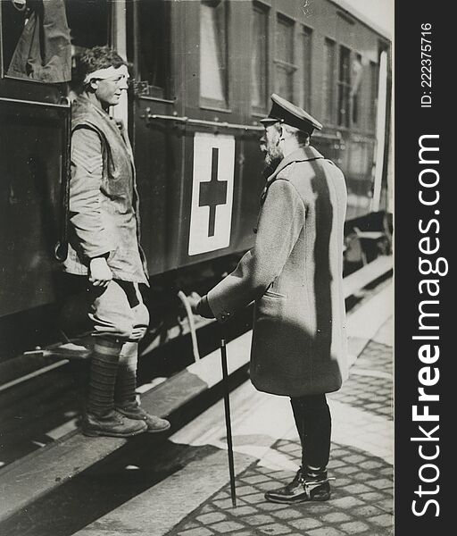 No known copyright restrictions. Please credit UBC Library as the image source. For more information, see digitalcollections.library.ubc.ca/cdm/about.

Description: H.M. the King talking to a soldier wounded in the German offensive.

Creator: Unknown

Date Created: 1914

Source: Original Format: University of British Columbia Library. Rare Books &amp; Special Collections. World War I 1914-1918 British Press photograph collection.  BC 1763.

Permanent URL: http://digitalcollections.library.ubc.ca/cdm/ref/collection/WWIphoto/id/32. No known copyright restrictions. Please credit UBC Library as the image source. For more information, see digitalcollections.library.ubc.ca/cdm/about.

Description: H.M. the King talking to a soldier wounded in the German offensive.

Creator: Unknown

Date Created: 1914

Source: Original Format: University of British Columbia Library. Rare Books &amp; Special Collections. World War I 1914-1918 British Press photograph collection.  BC 1763.

Permanent URL: http://digitalcollections.library.ubc.ca/cdm/ref/collection/WWIphoto/id/32