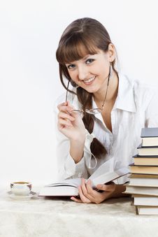 Girl Reading A Book Royalty Free Stock Photography