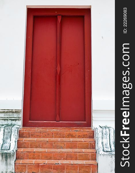 The art of Thai architecture, the wooden red door