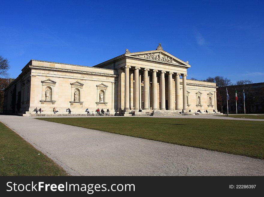 Square, called KÃ¶nigsplatz, in Munich. Square, called KÃ¶nigsplatz, in Munich.